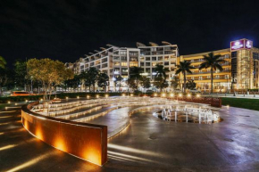12 Palm Boulevard